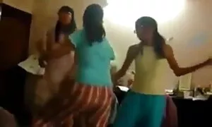স্বামী ও স্ত্রী কলেজের মেয়েদের চুদাচুদি